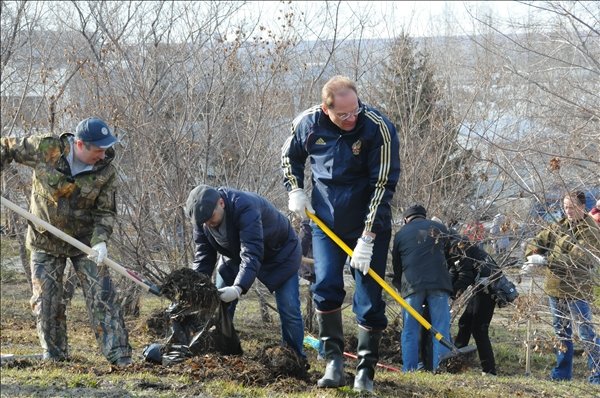 Юрченко на субботнике 3.jpg